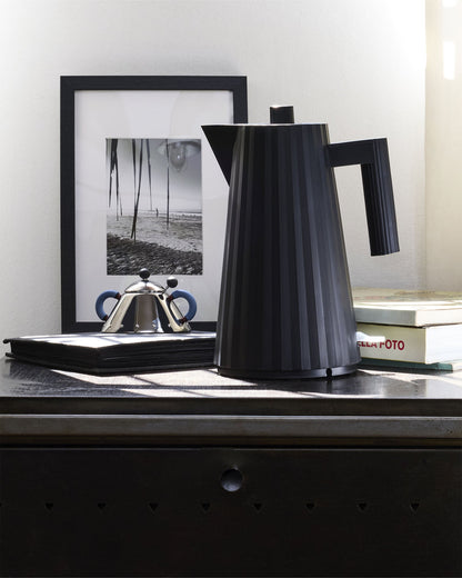 Plissé Electric Kettle - European Plug By Michele De Lucchi | ALESSI