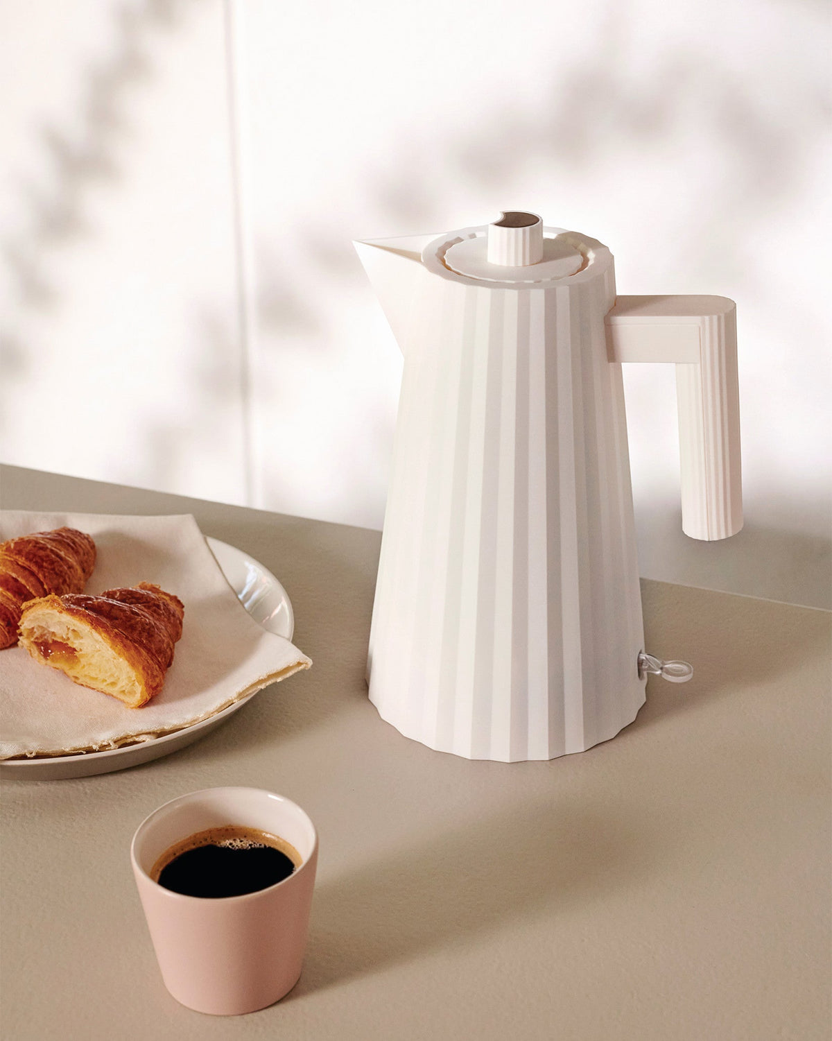 Plissé Electric Kettle - European Plug By Michele De Lucchi | ALESSI