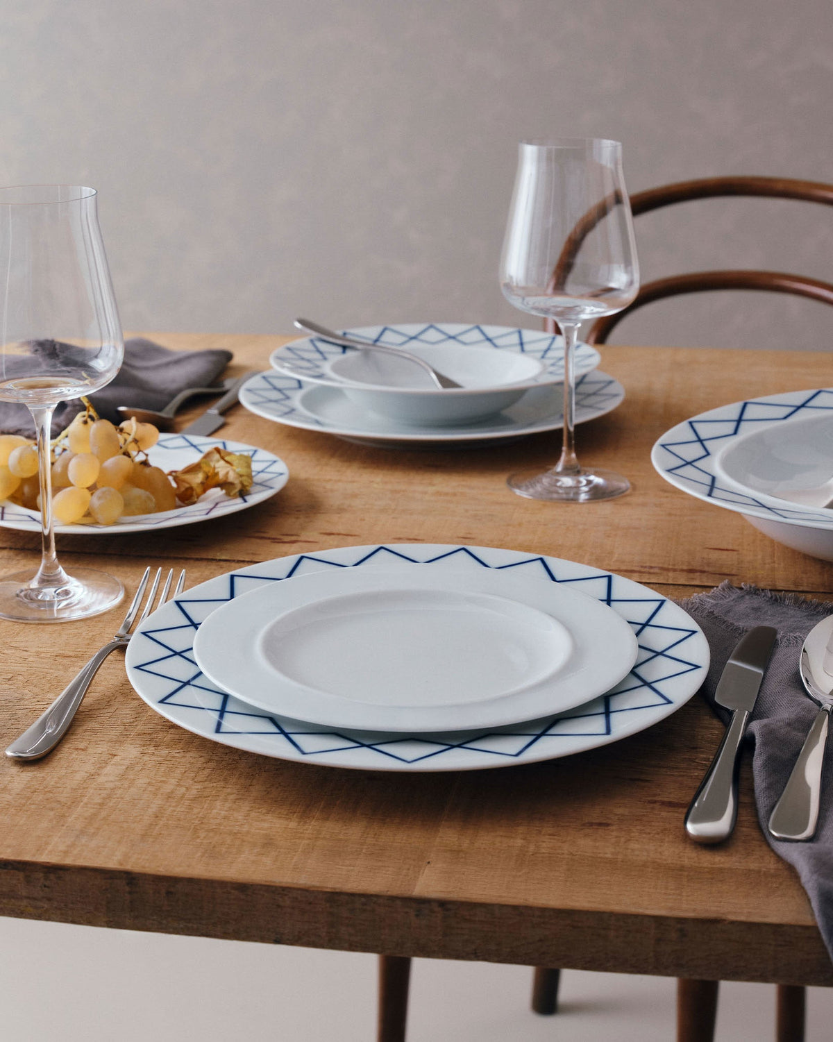 La Bella Tavola: Dessert Plate By Ettore Sottsass - 4 pieces | ALESSI