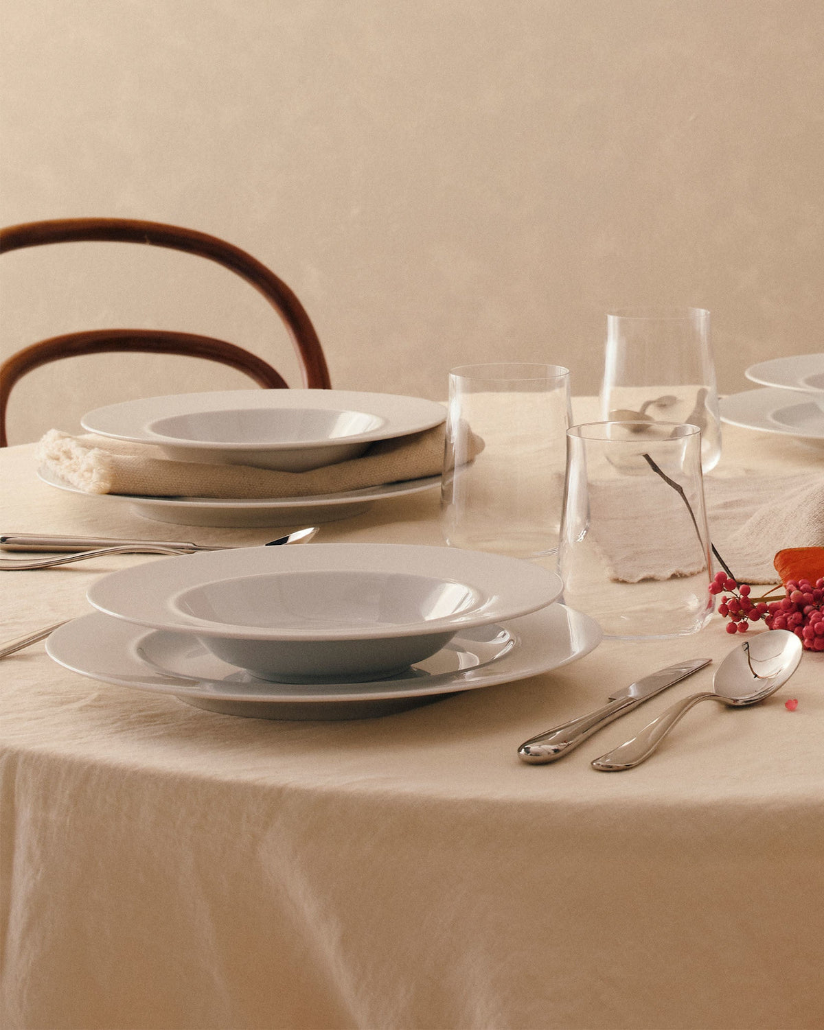 La Bella Tavola: Dinner Plate By Ettore Sottsass - 4 pieces | ALESSI