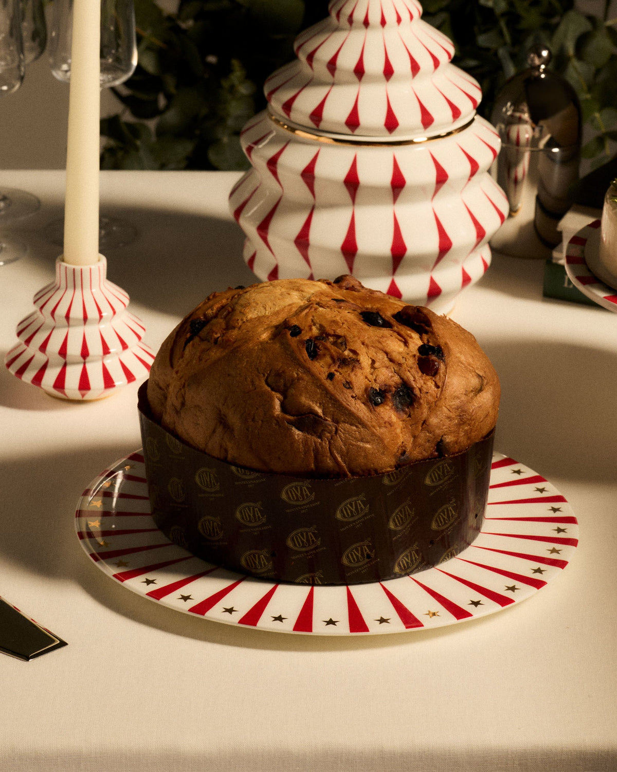 Delight: Christmas panettone porcelain plate | ALESSI