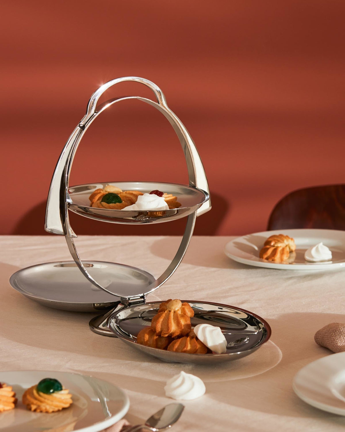 Anna Gong: Folding cake stand By Alessandro Mendini | ALESSI