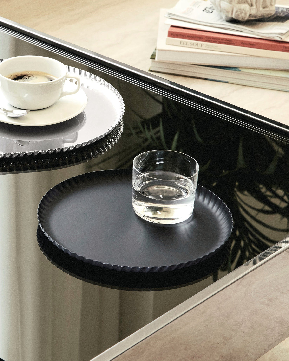 Pleats: Black Round tray by Jin Kuramoto | ALESSI