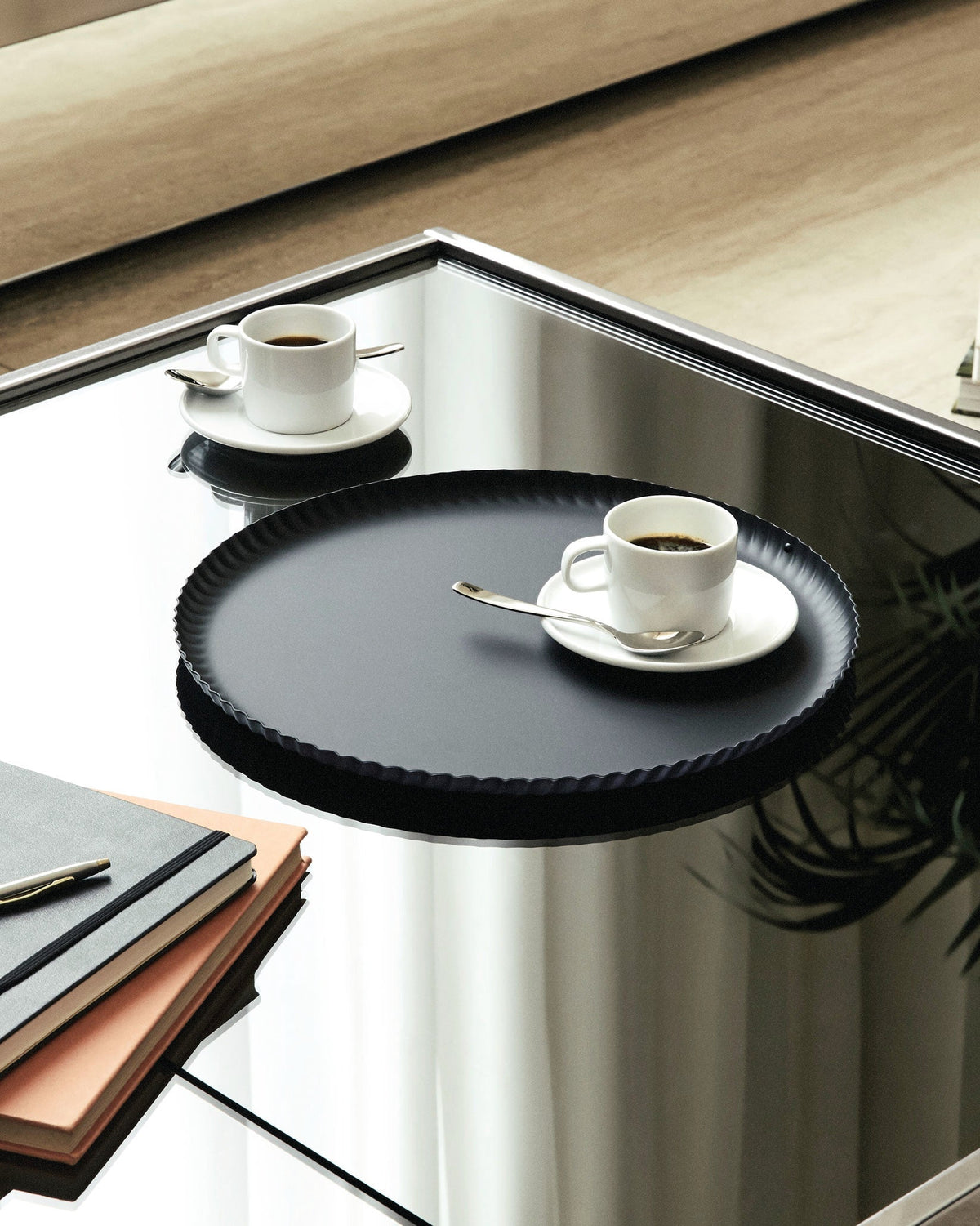 Pleats: Black Round tray by Jin Kuramoto | ALESSI
